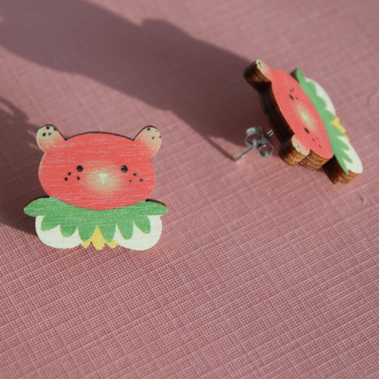 Mansikka nappikorvakorut